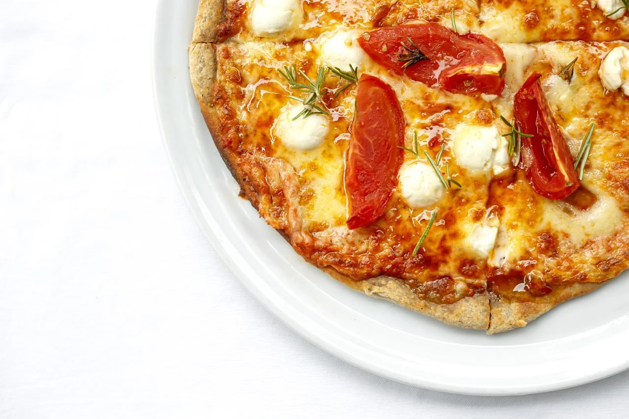 Pizza caprese com presunto cru e mozzarella fresca