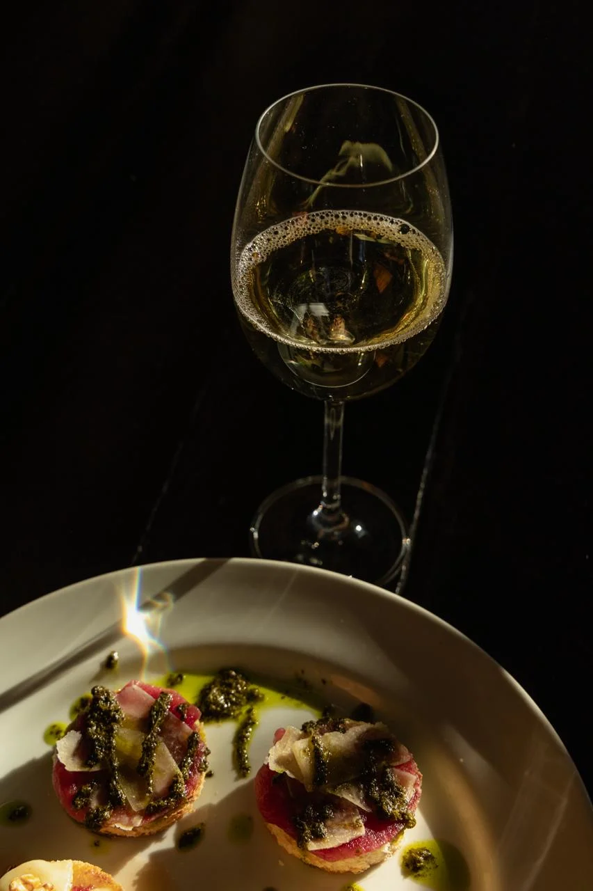 Taça de vinho branco acompanhando entrada gourmet